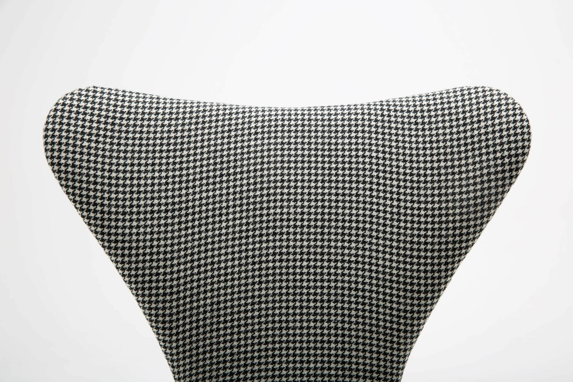 Arne-Jacobsen-Series-7-Model-3107-Chair-01