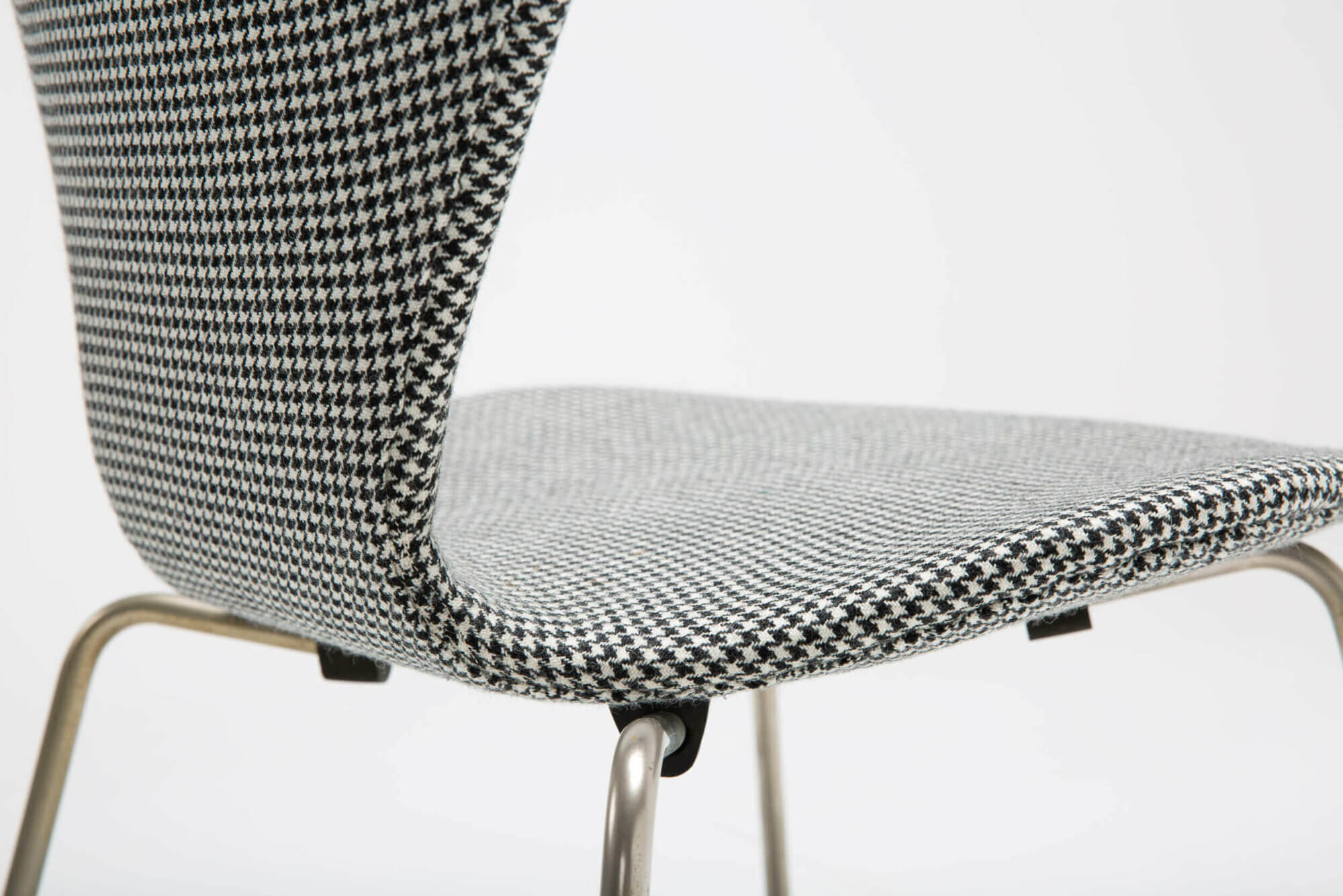 Arne-Jacobsen-Series-7-Model-3107-Chair-03