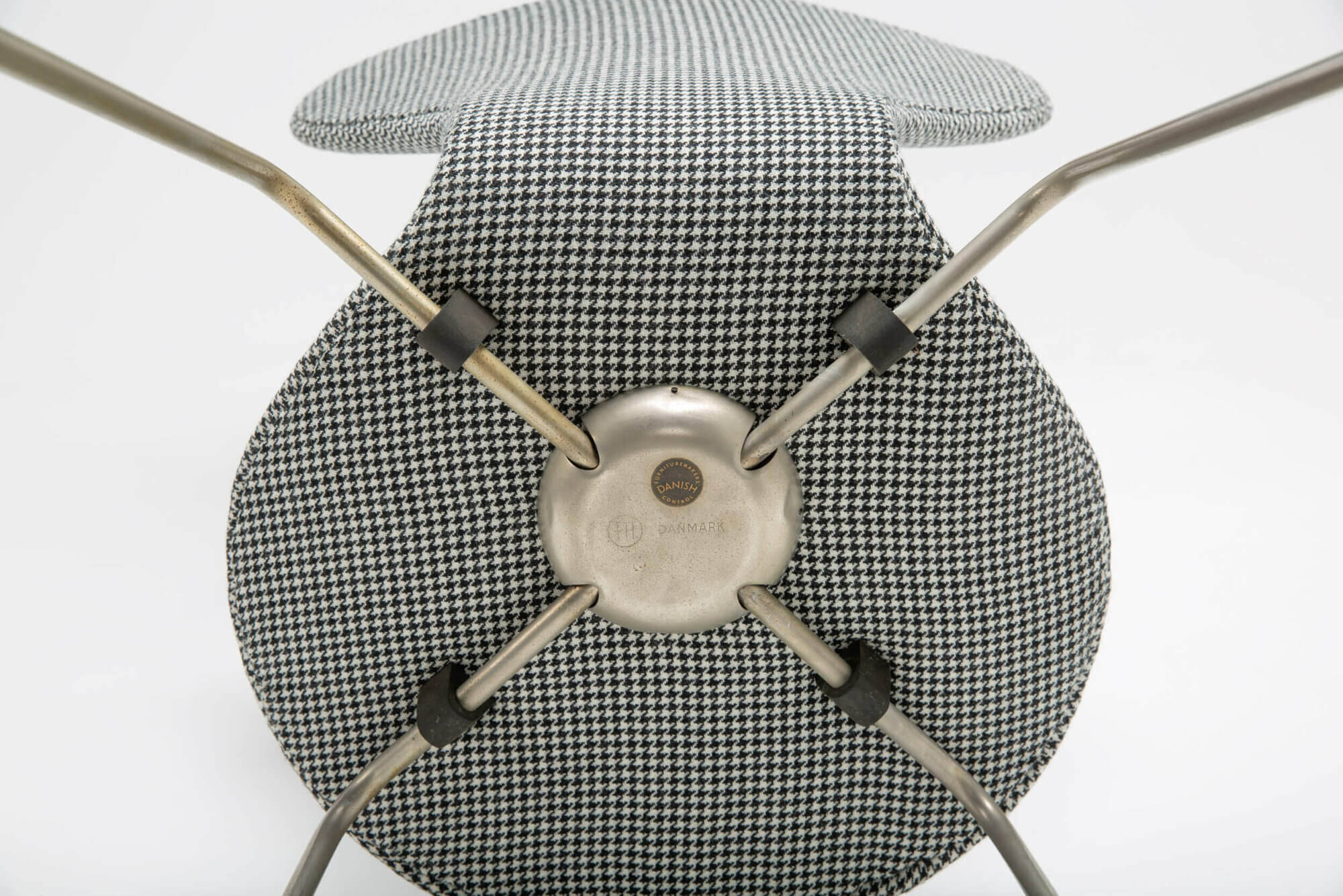 Arne-Jacobsen-Series-7-Model-3107-Chair-05