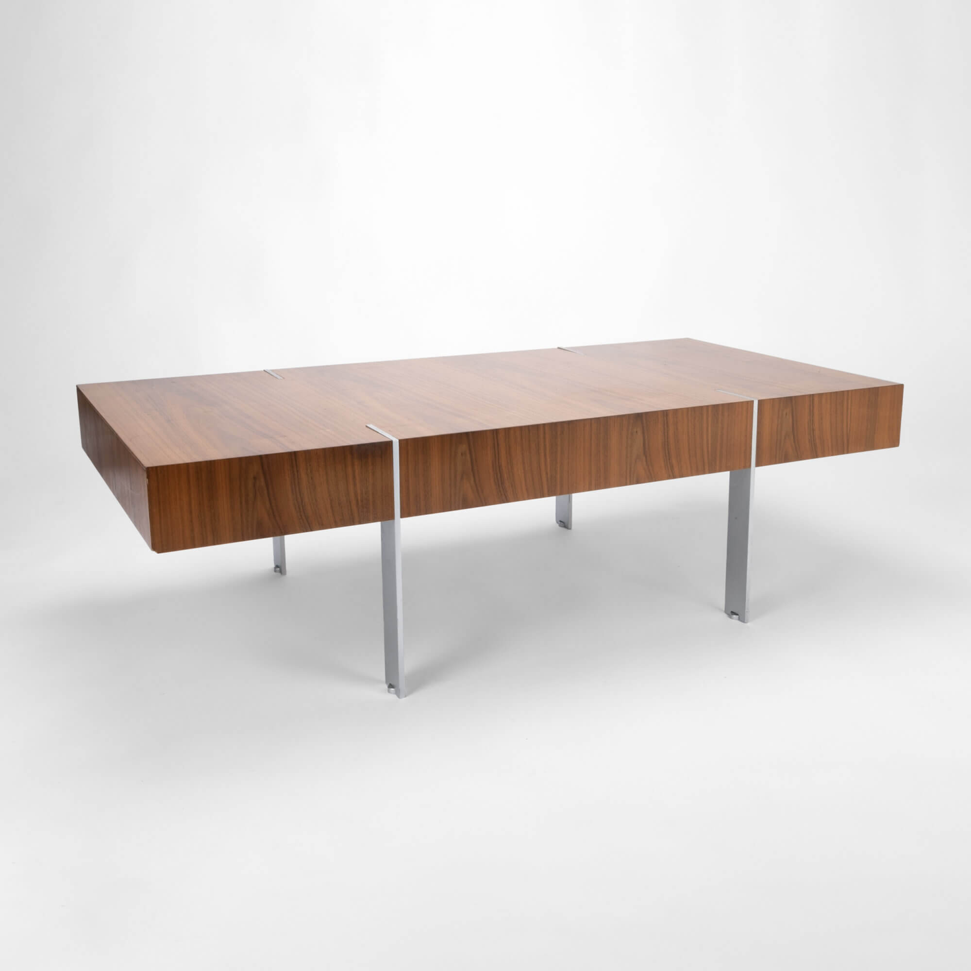 Minimalistic_coffee_table_1