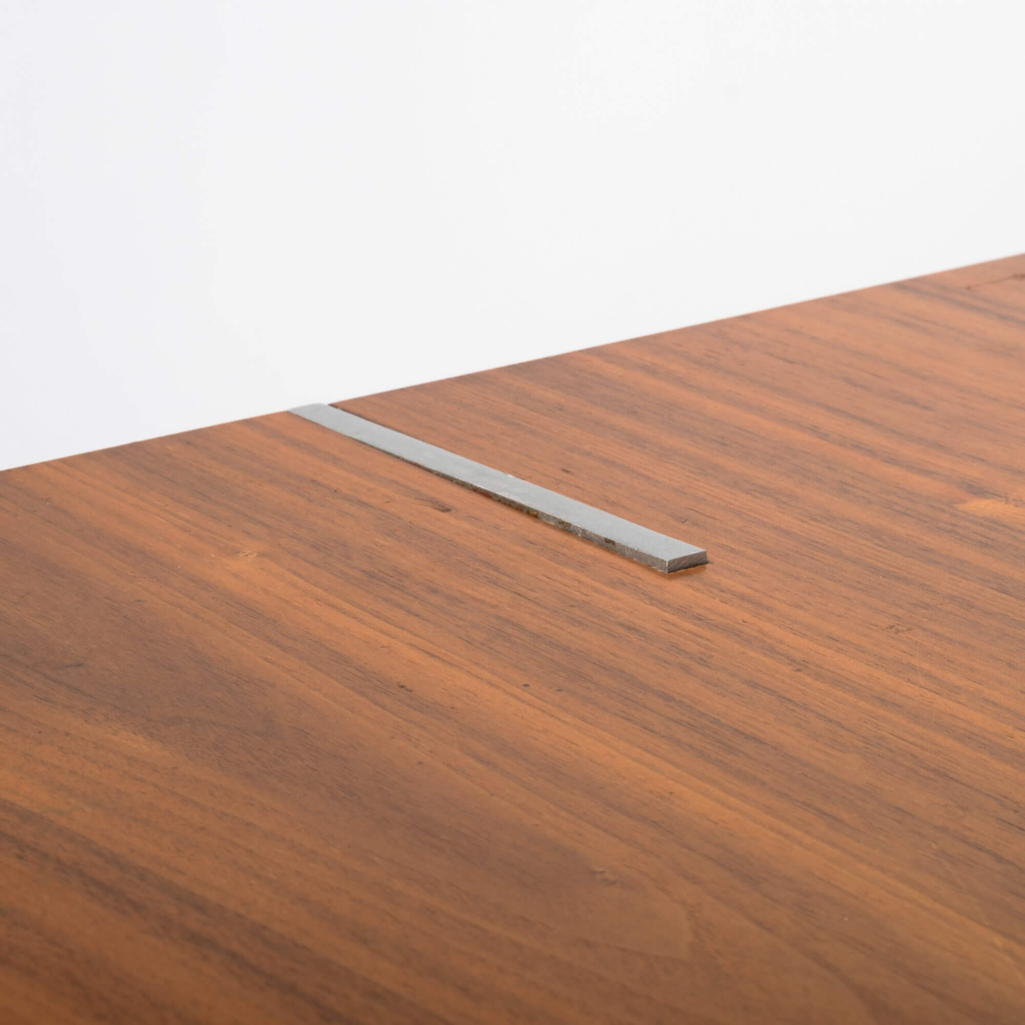 Minimalistic_coffee_table_12