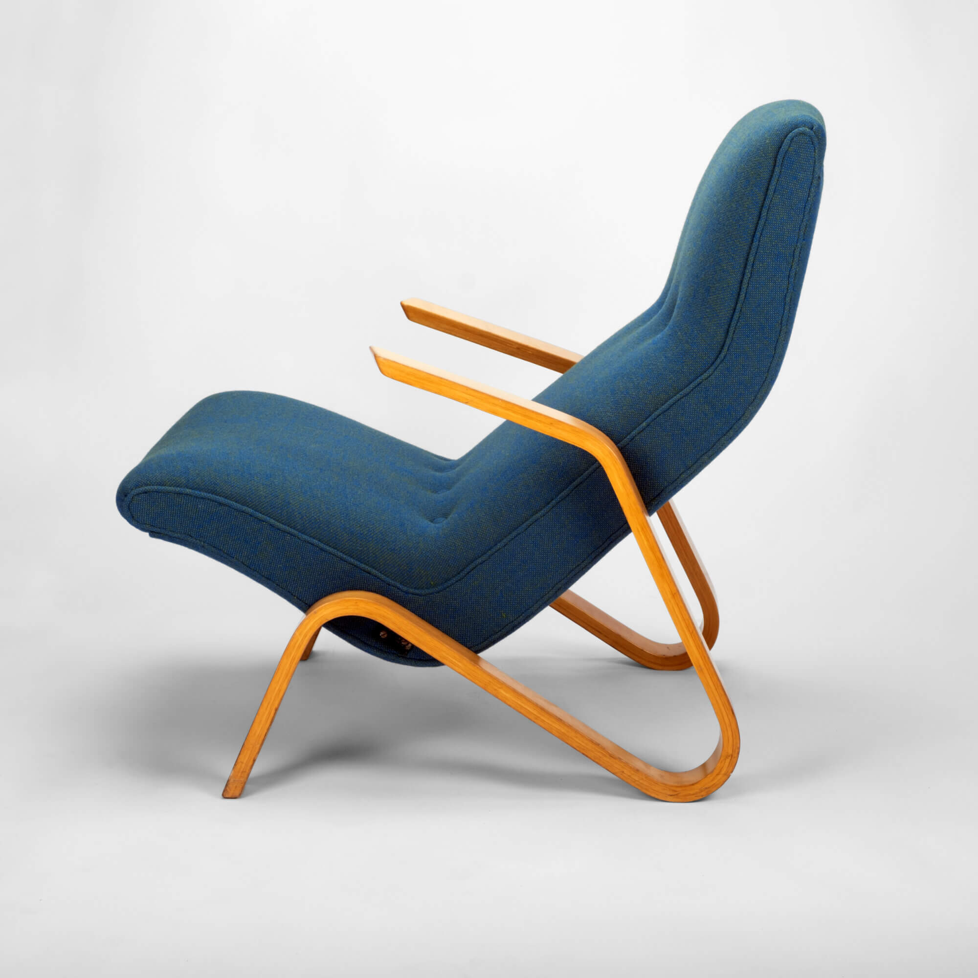 Eero Saarinen Grasshopper lounge chair shown from the side