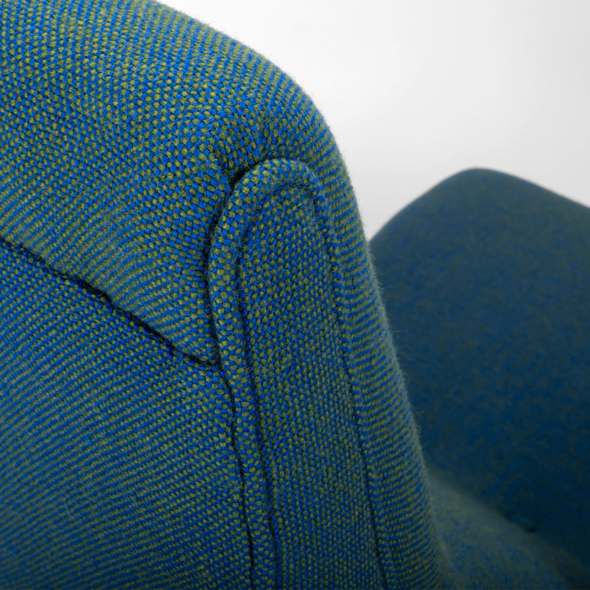 Eero Saarinen Grasshopper lounge chair close up from head end