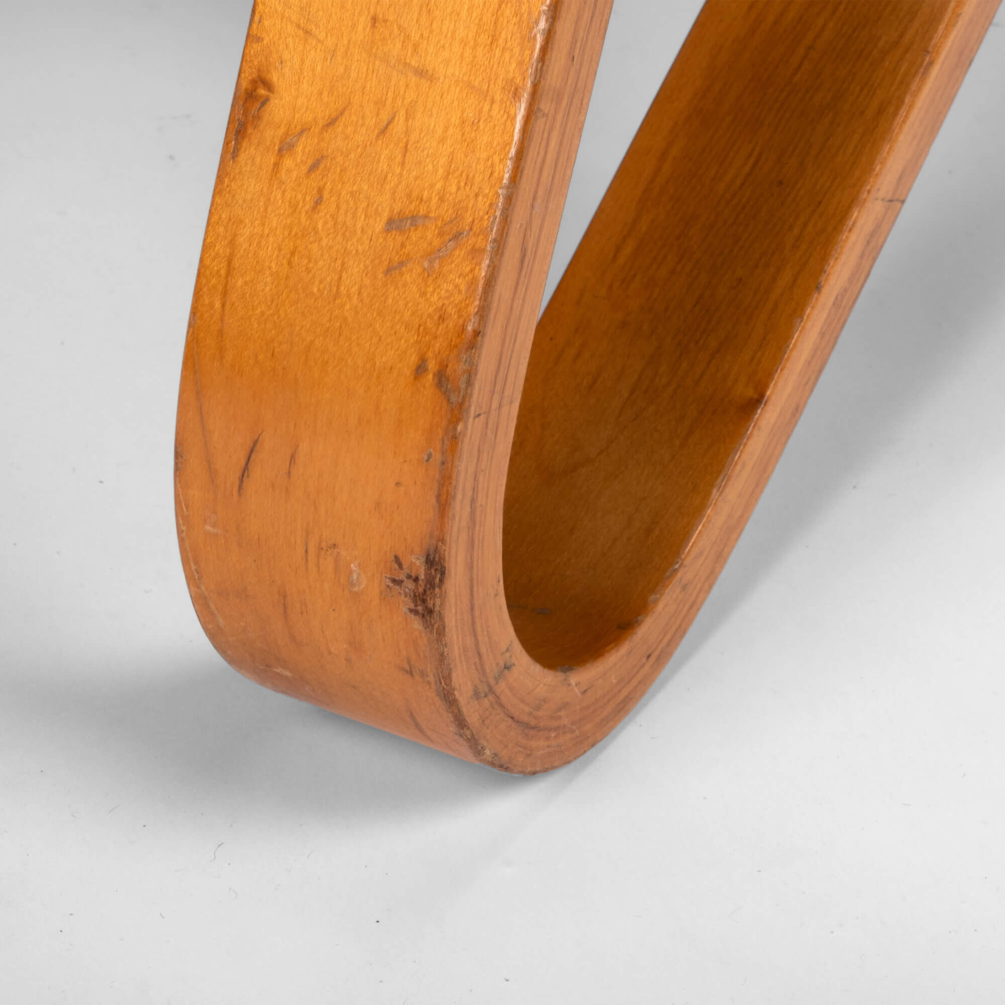 Eero Saarinen Grasshopper lounge chair close up from leg
