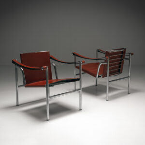 Fauteuil a dossier basculant (LC1) in brown leather, set of 2