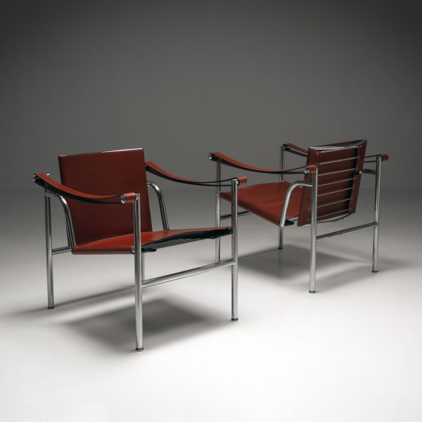 Fauteuil a dossier basculant (LC1) in brown leather, set of 2