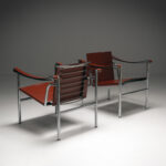 Fauteuil a dossier basculant (LC1) in brown leather, set of 2