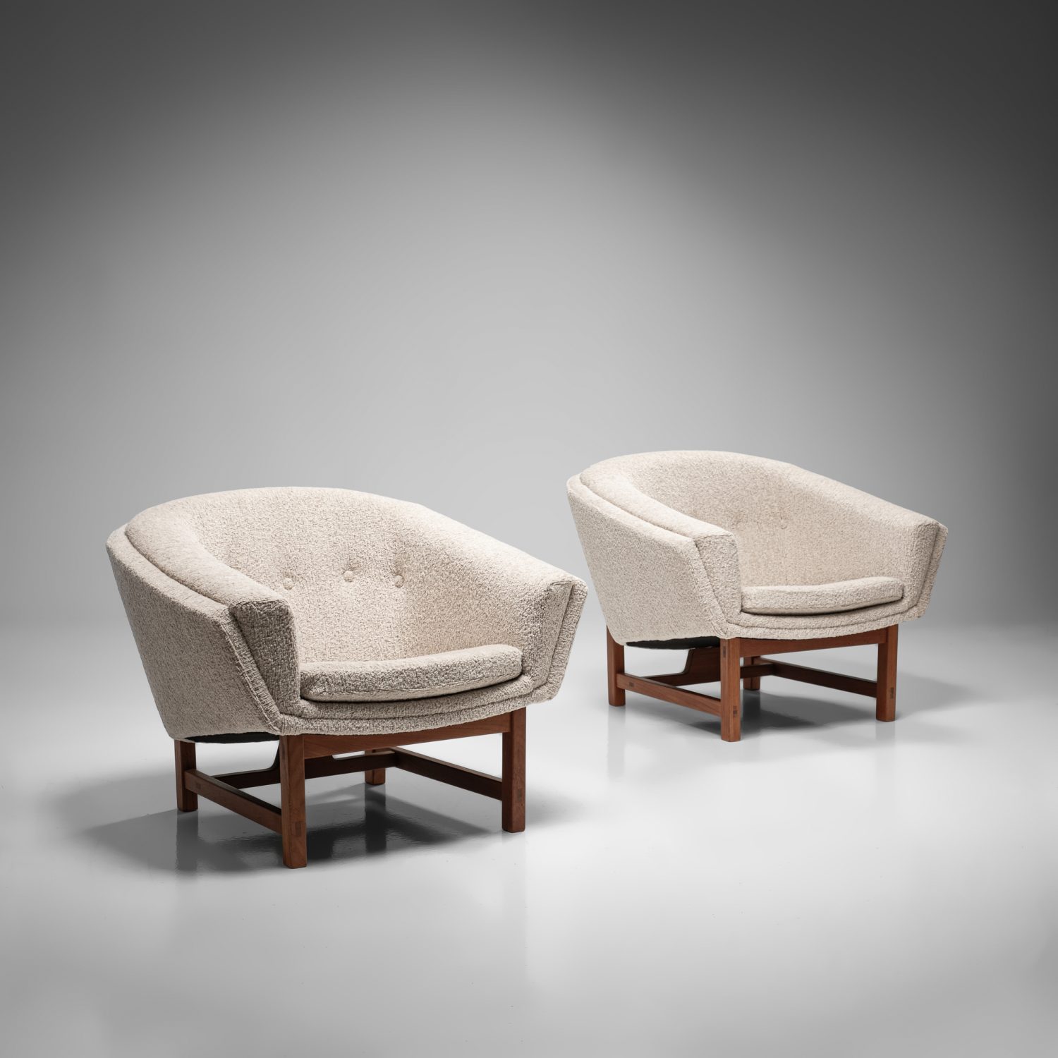 Model 1200 ‘Corona’ Armchairs, Set of 2
